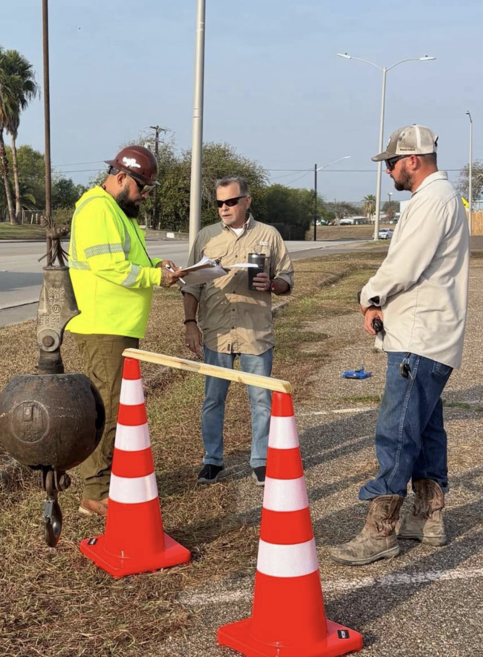 Mike Sanchez conducting hands-on signal person training at Rig Right Texas